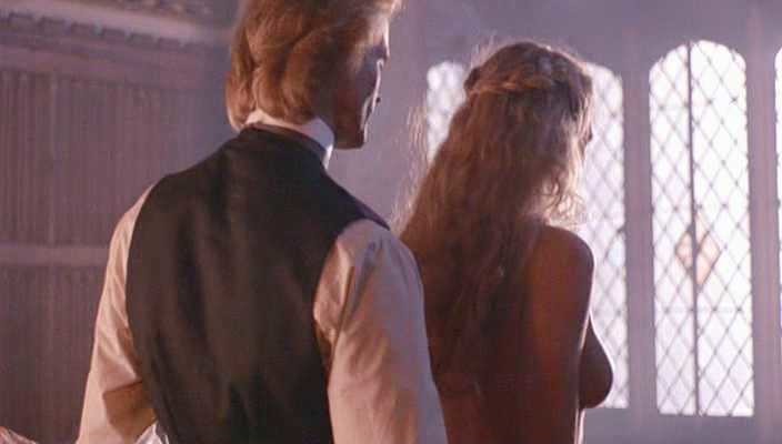 bM0980-ElizabethHurley@Aria-1_1
